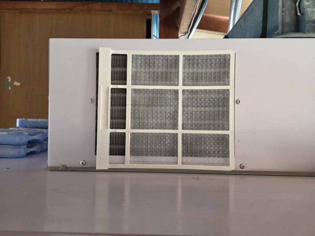 浴室乾燥機の余っているフィルターを付けた画像