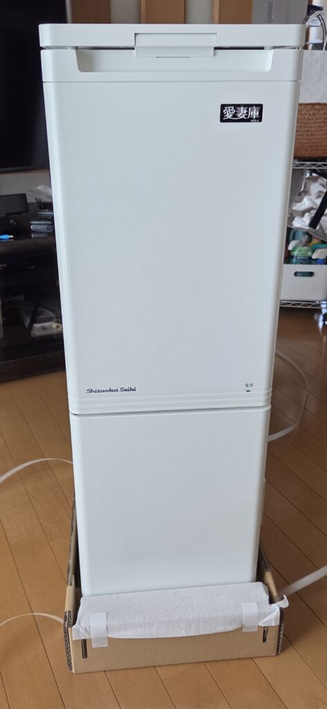 梱包を外した愛妻庫 KSX-31A。本体にへこみや割れがないか確認しました。