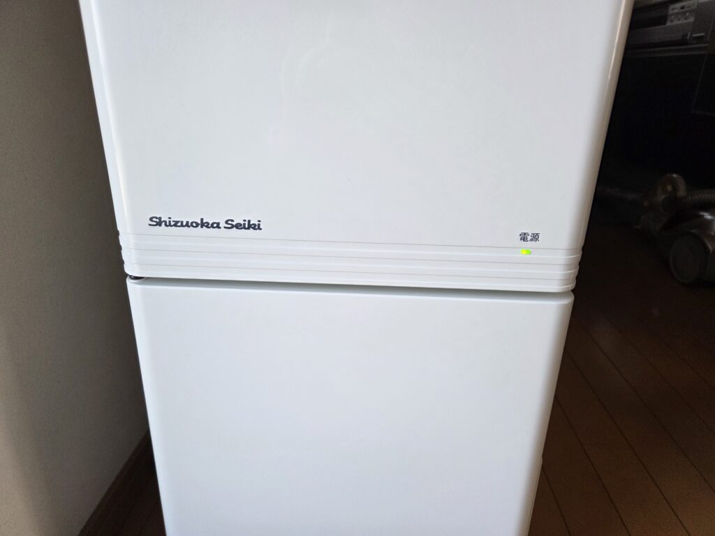 電源を入れると前面のランプが点灯しました。初期確認として通電状態を確認しました。