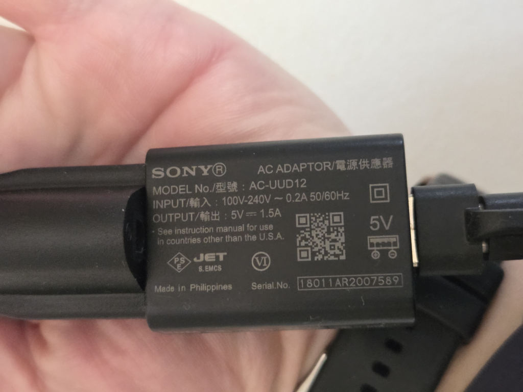USBファンの電源に使用したSONY AC-UUD12アダプタ