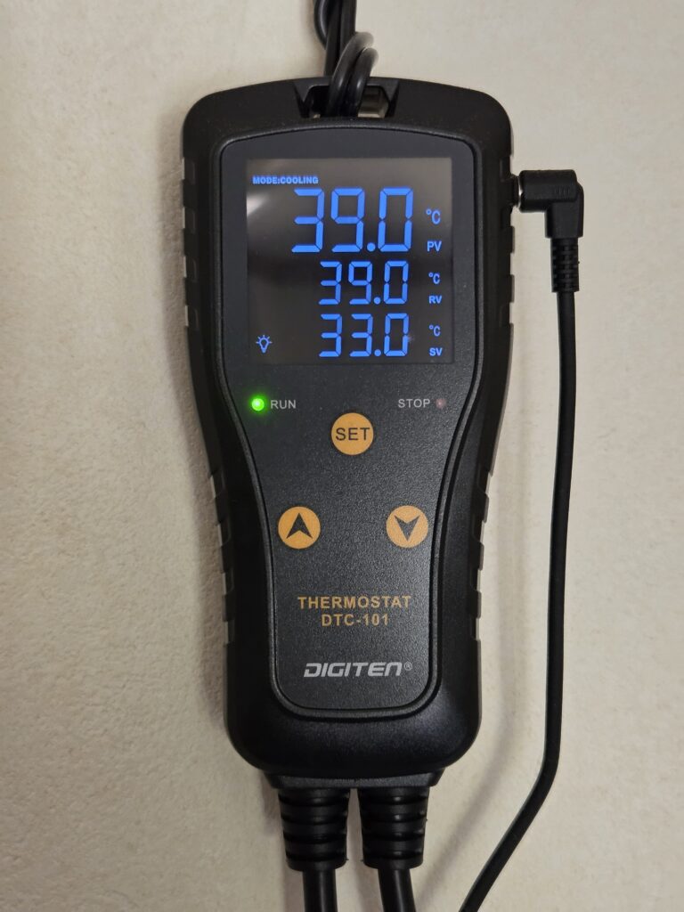 DIGITEN DTC-101で39度になり冷却ファンが作動している様子