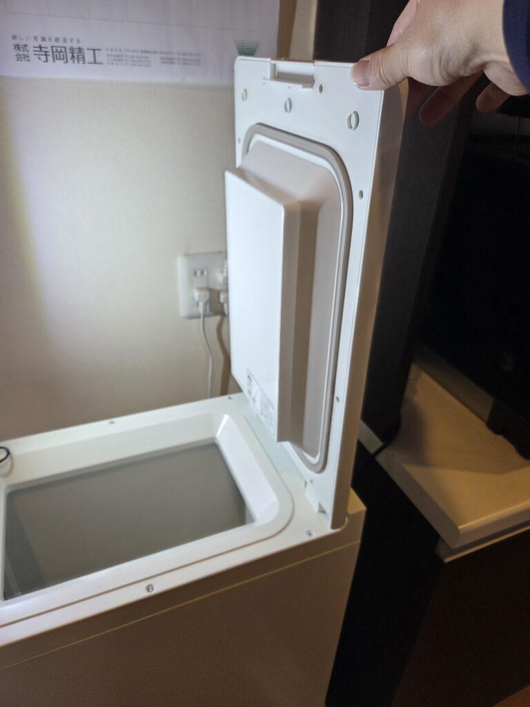 上部投入蓋を開けた状態