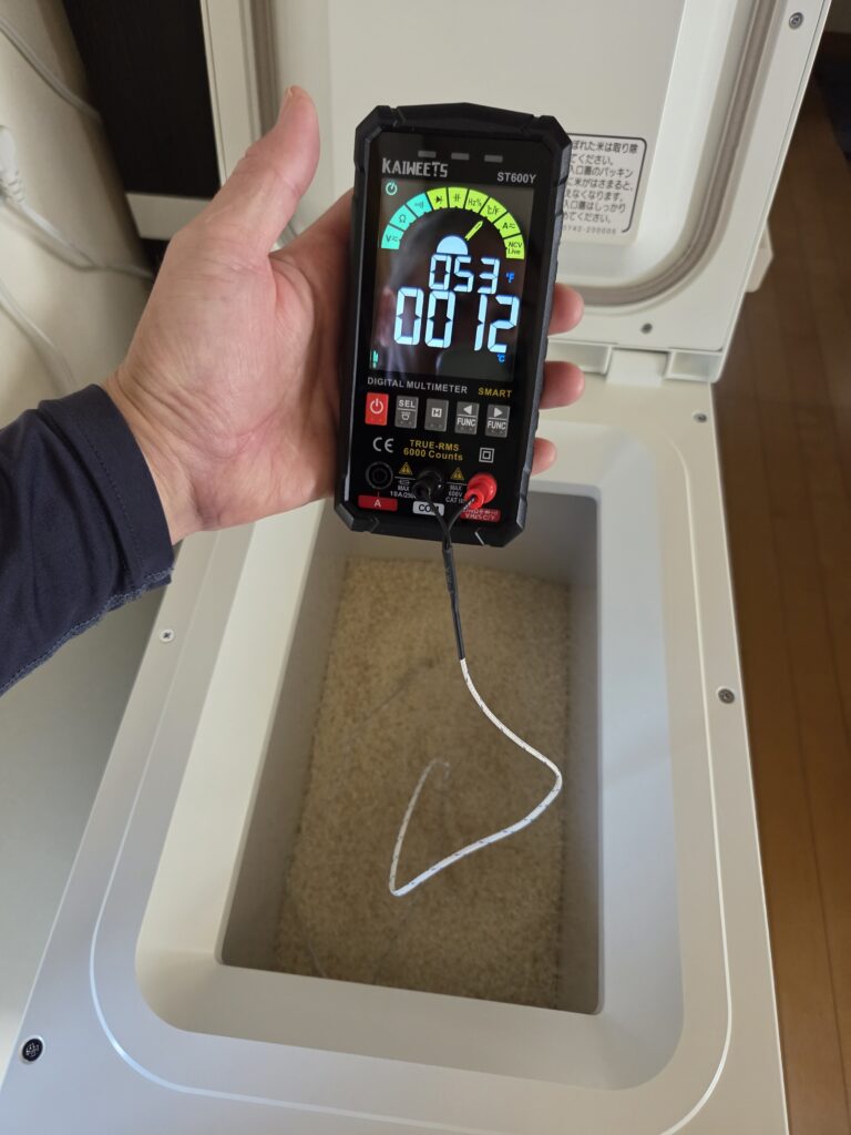 お米の中に熱電対センサーを入れた状態