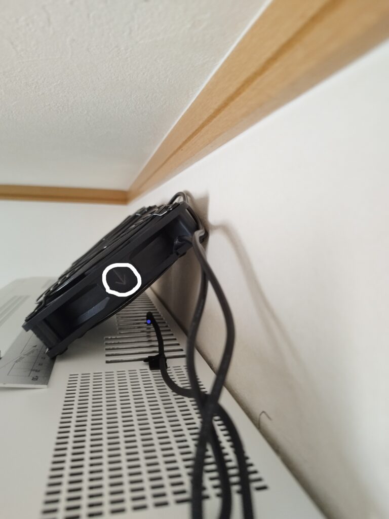 パワコン内部のヒートシンク付近へ温度センサーを入れた様子
