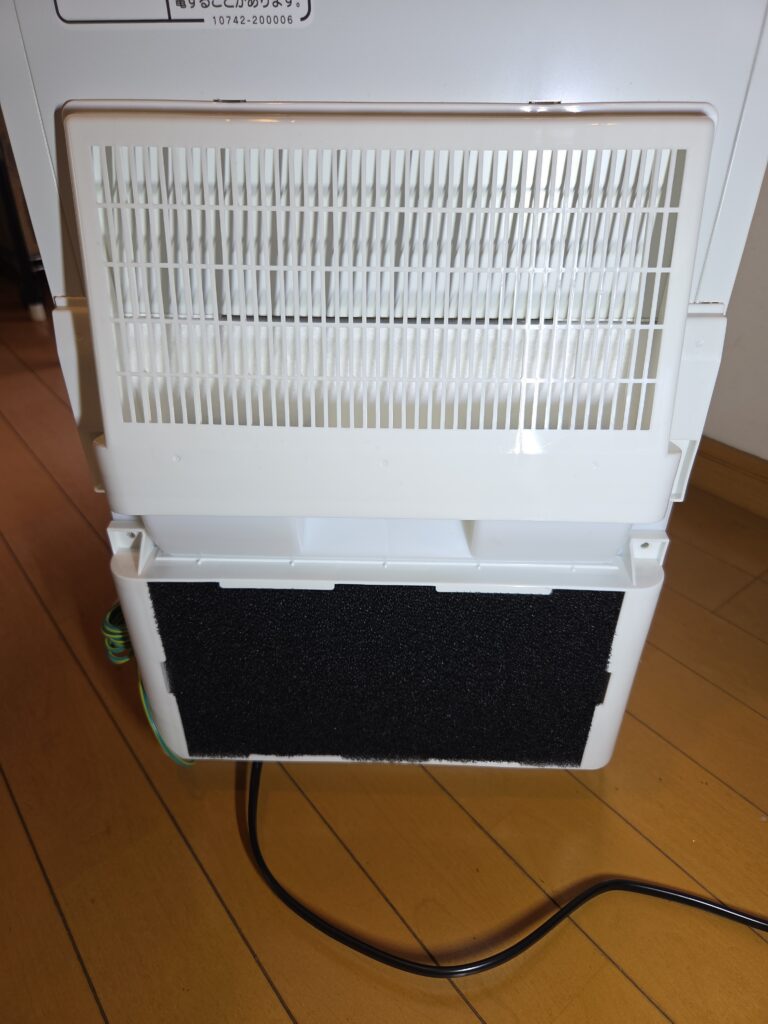 背面下部のフィルター部分。長く使うためには定期的な清掃も大事です。